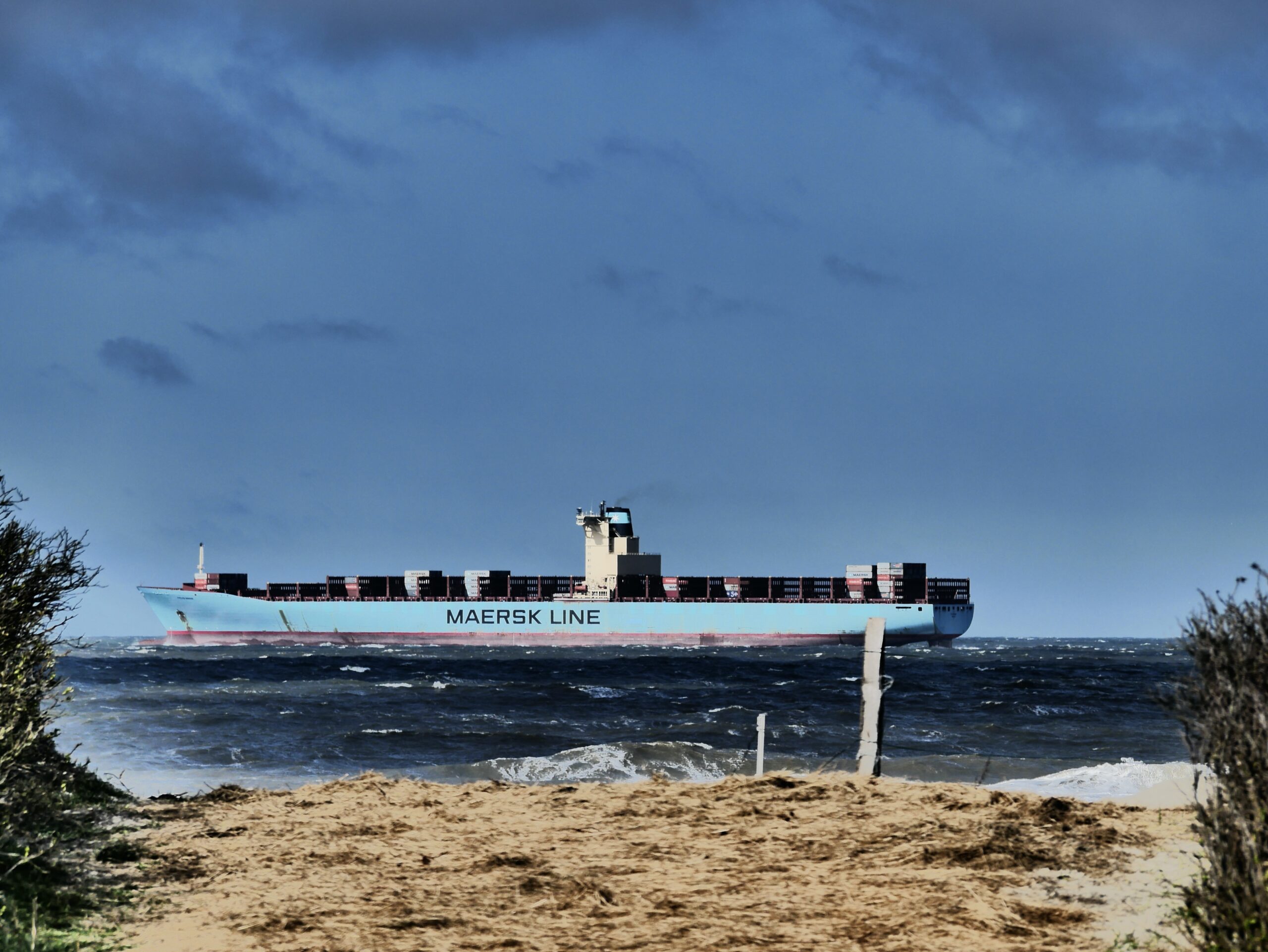 Containerschiff vor Wangerooge Containerschiff vor Wangerooge, Meer, dunkle Farben,,