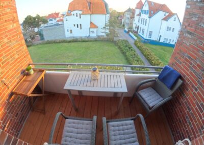 Balkon mit offenen Blick nach Süden, Stühle mit Sitzkissen, Tisch und Beistelltisch, Holzfußboden,