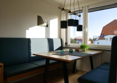 gemütliche Sitzecke mit Echtholztisch, viel Licht durch die Fensterfront, Deckenlicht dimmbar, Platz für mehrere Personen,
