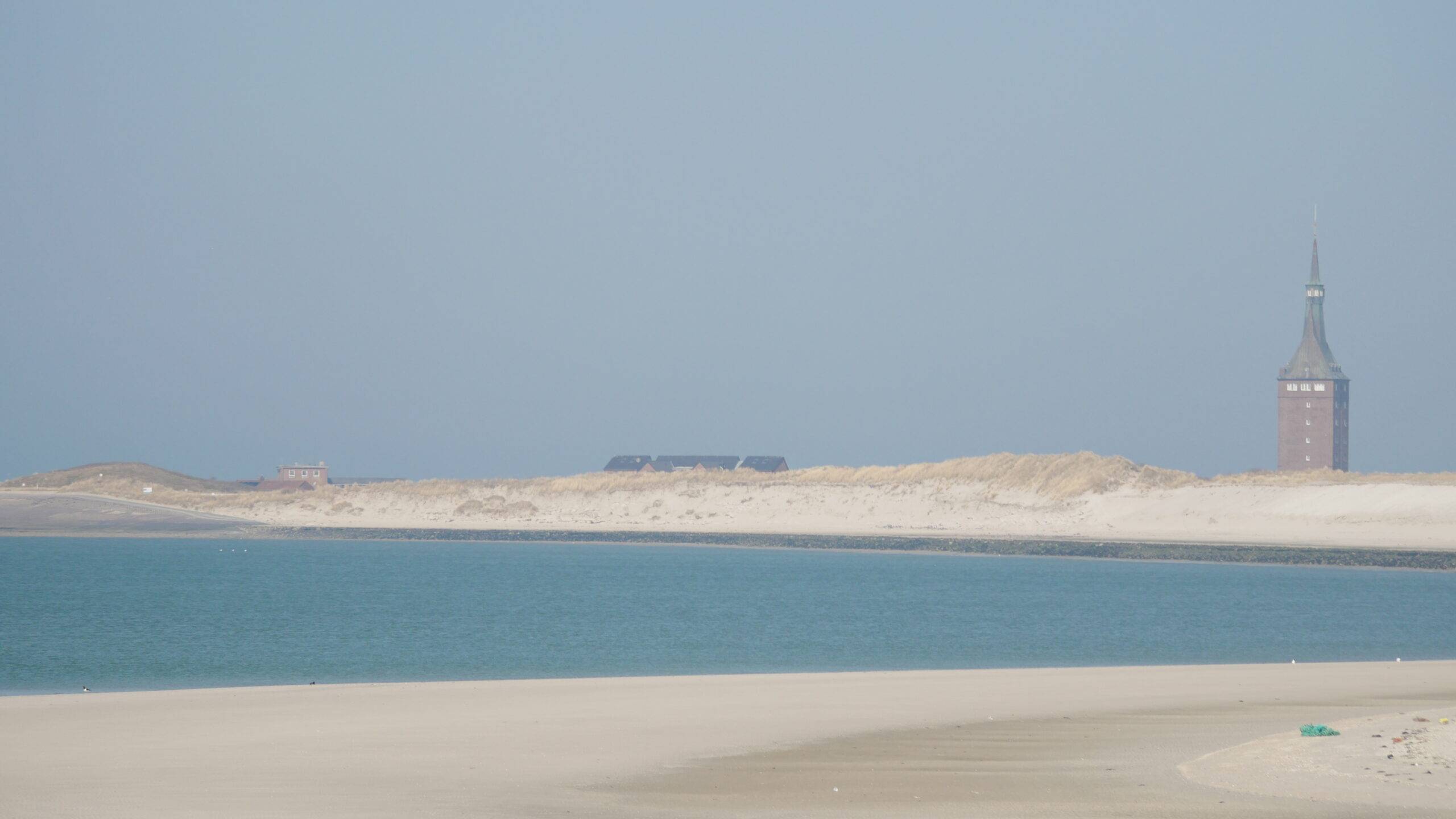 Der wilde Westen auf Wangerooge Westturm auf Wangerooge, der alte Leuchtturm am westlichen Ende der Insel, mit der Nordsee und einer vorgelagerten Sandbank im Vordergrund