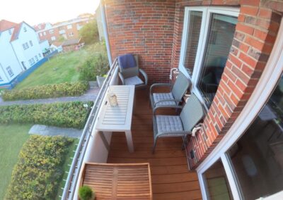 Balkon, mit Stühlen, Tisch, Tablet, Decken und Sitzkissen