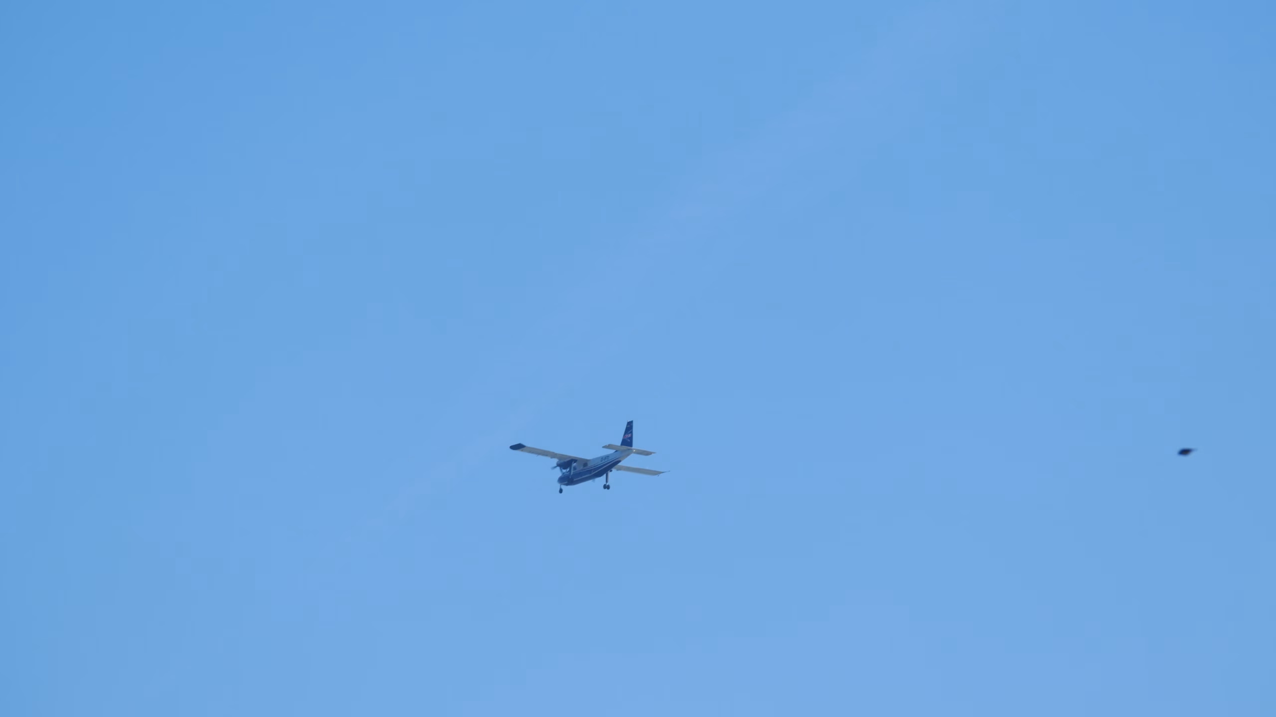 Inselflieger Flugzeug in der Luft bei schönem blauen Himmel